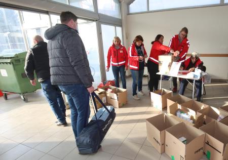 Akcija zbiranja materiala za Ukrajino 08 FOTO LJUBO VUKELIČ